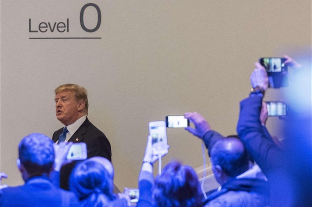Donald Trump davanti ai fotografi poco dopo l'arrivo al Forum di Davos in Svizzera (Anhsa)