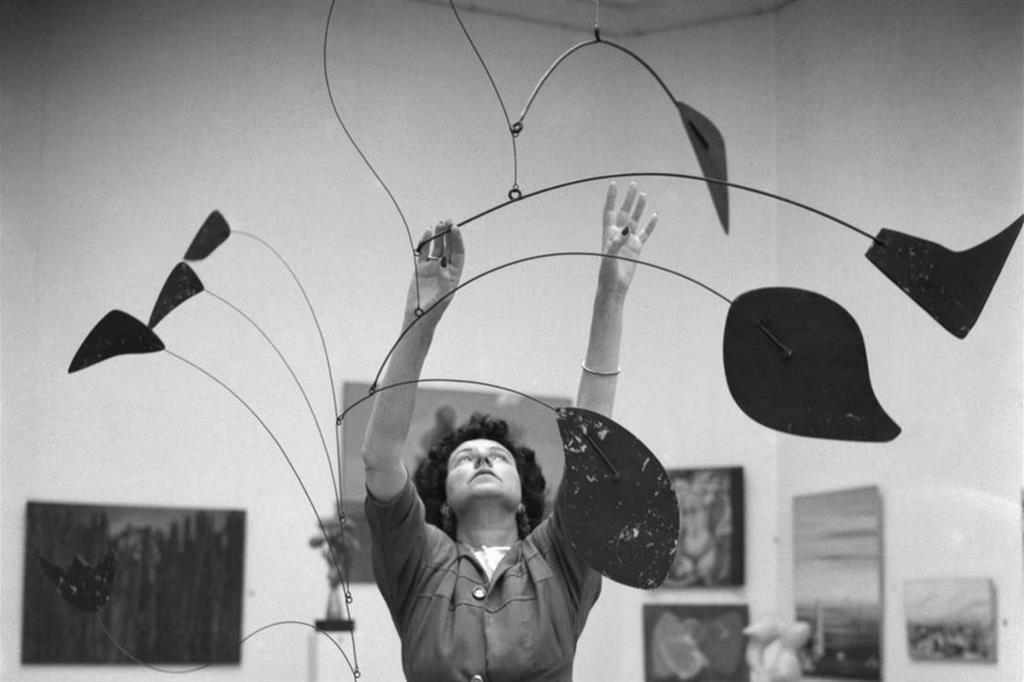 Peggy Guggemheim allestisce una scultura di Calder nel suo padiglione nella Biennale di Venezia del 1948 (Collezione Guggenheim)