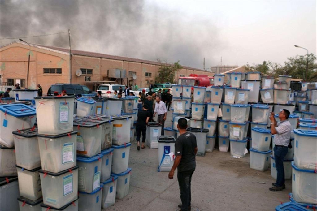Non è ancora chiaro quante schede siano state distrutte nell'incendio a Baghdad (Ansa)