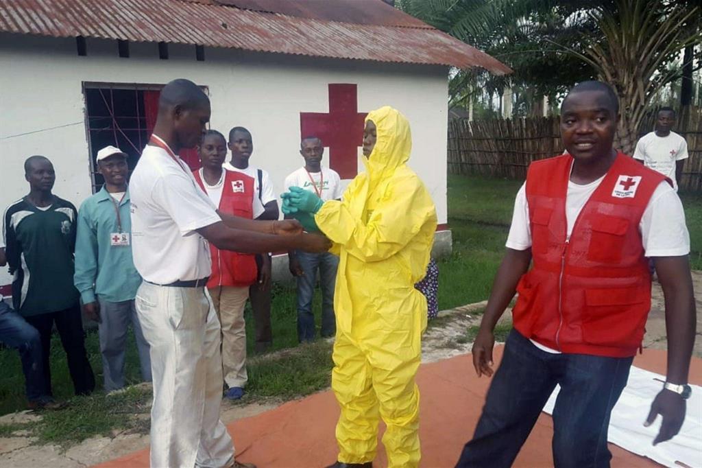 Membri della Croce Rossa equipaggiano i medici che devono fronteggiare ebola (Ansa)
