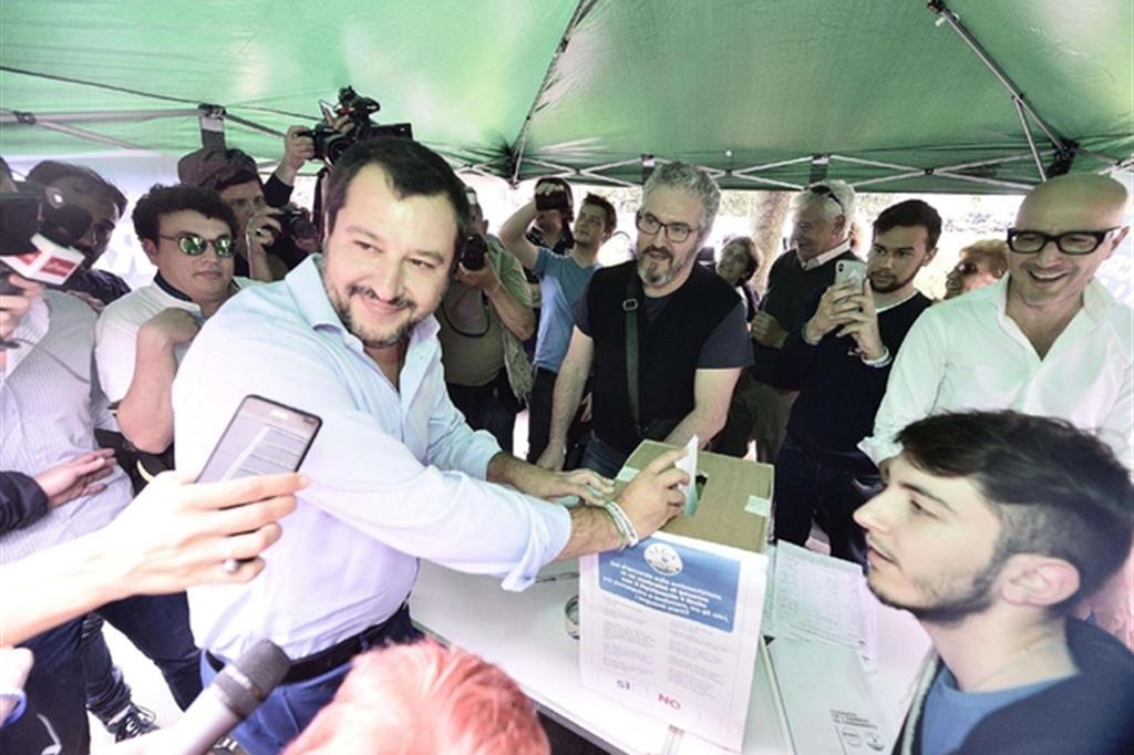 Matteo Salvini ad un gazebo della Lega allestito per votare il contratto di governo con il Movimento 5 Stelle (Ansa)