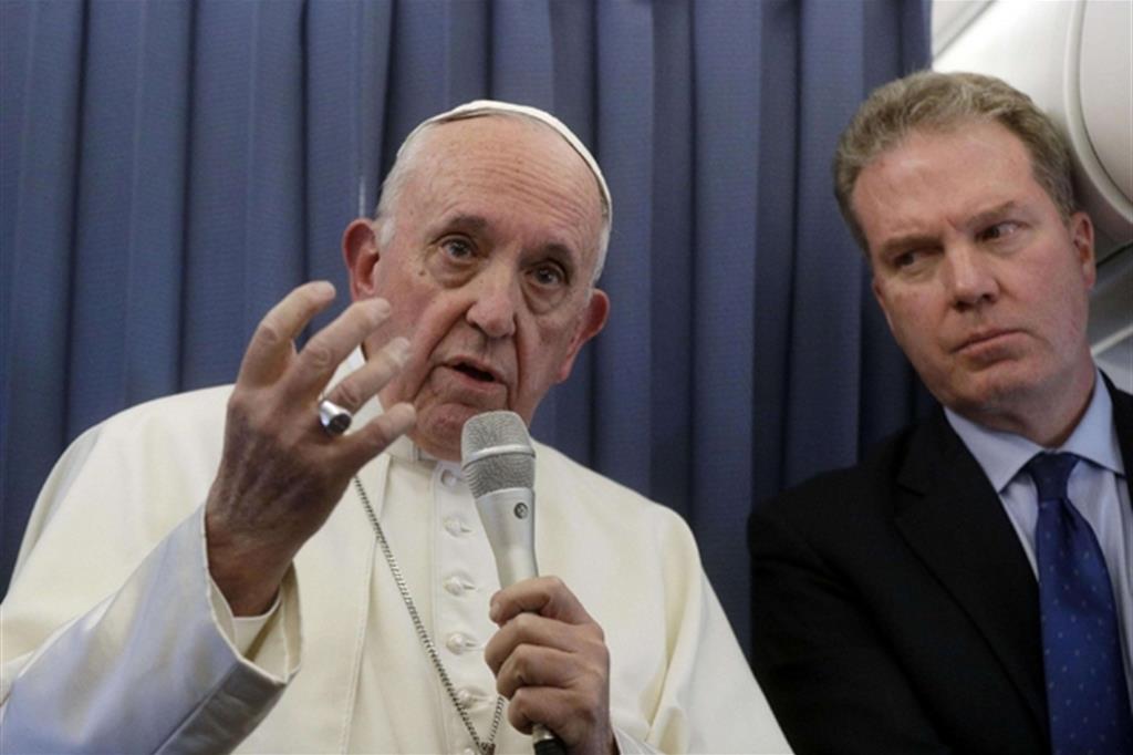 Papa Francesco con il portavoce Greg Burke durante la conferenza stampa in aereo durante il volo di rientro da Dublino (Ansa)