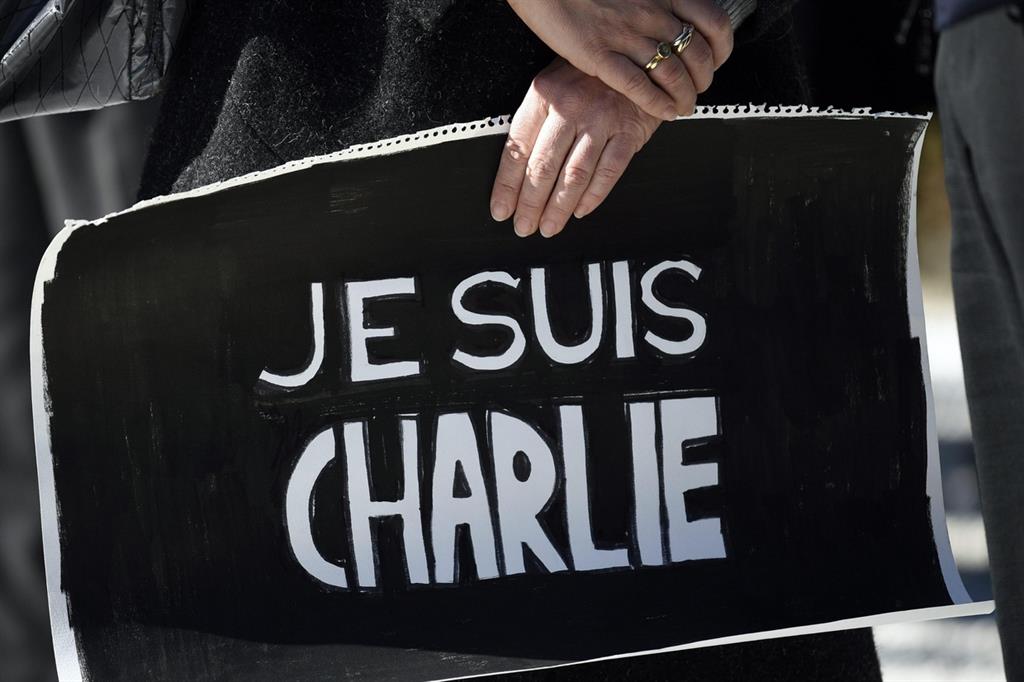 Il 7 gennaio 2015 il sanguinoso attacco alla sede del giornale satirico "Charlie Hébdo" a Parigi costò la vita a 12 persone (Ansa)