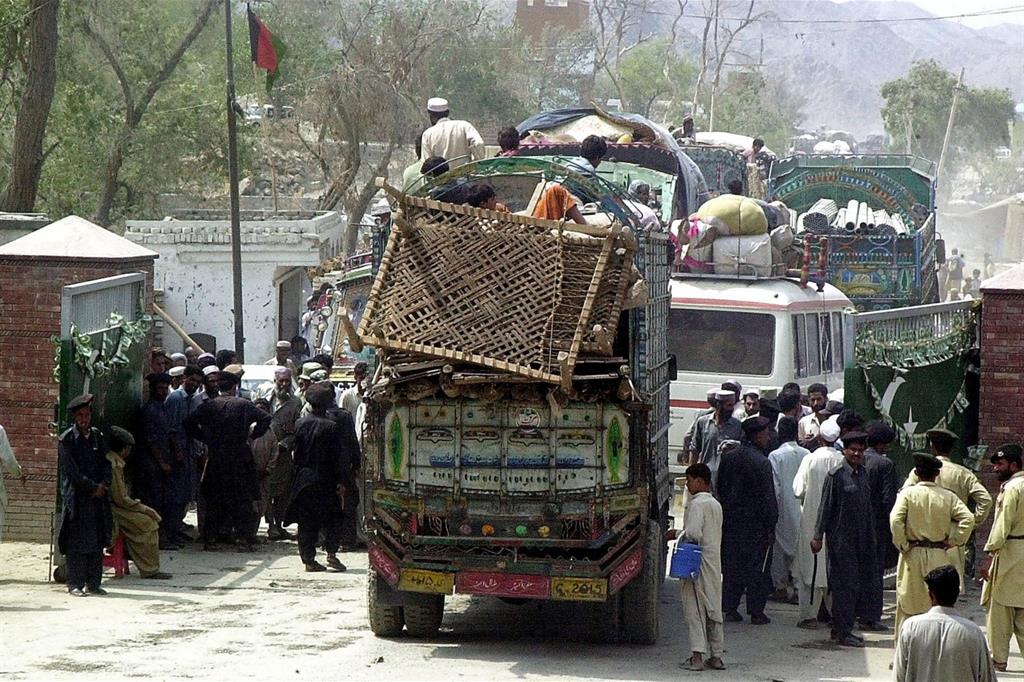 Arrivo di profughi afghani in Pakistan nel 2002