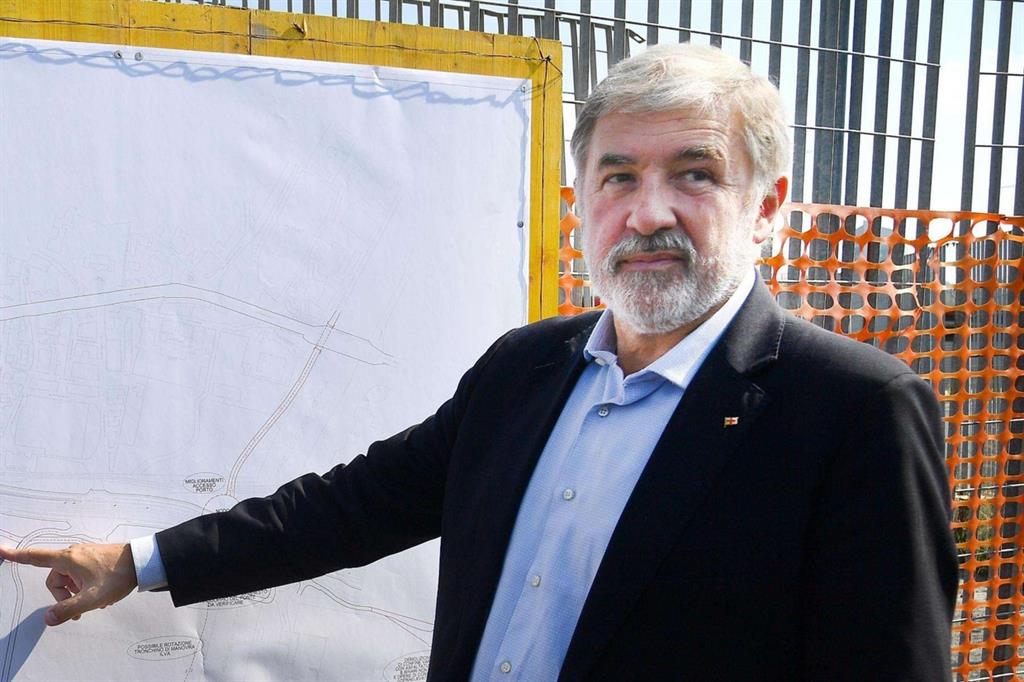 Il sindaco di Genova Marco Bucci davanti alla mappa della nuova viabilità (Ansa)
