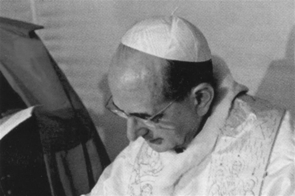 Paolo VI mentre firma l'Humanae vitae il 25 luglio 1968