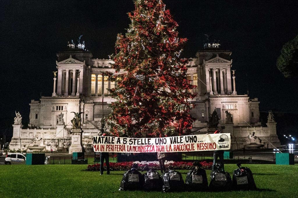 Roma, sacchi dell'immondizia lasciati per protesta sotto l'albero di Natale in piazza Venezia