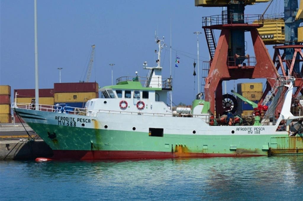 L'"Afrodite Pesca" (6 uomini a bordo) che con il peschereccio "Matteo Marrarino", (7 uomini) sono stati sequestrati da motovedette libiche in acque internazionali (Ansa)