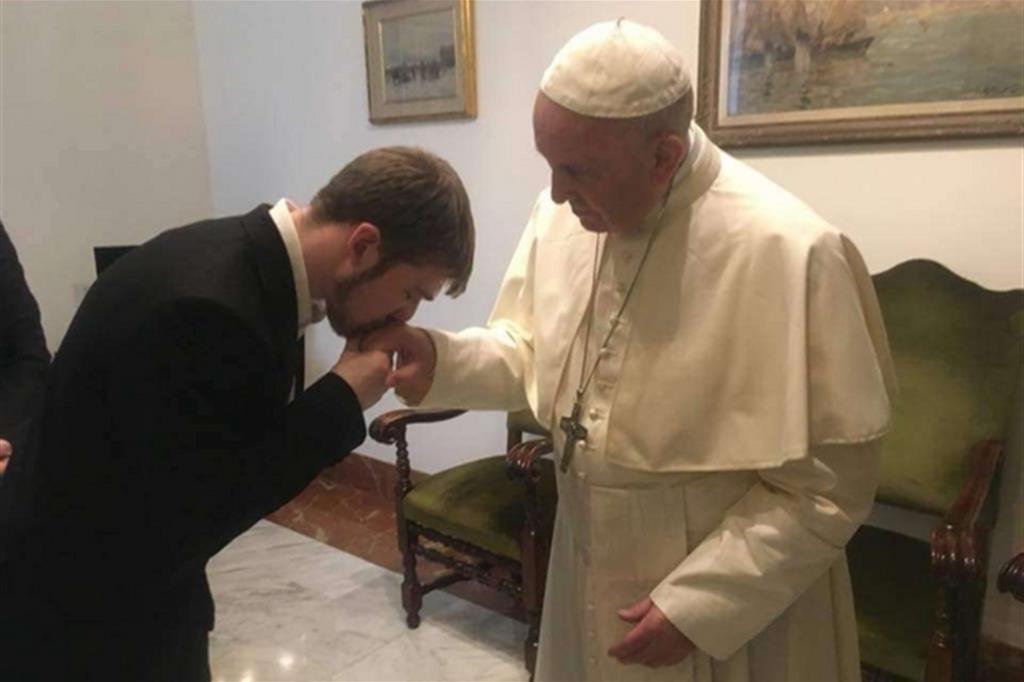 Il padre di Alfie dal Papa: nuovo appello e preghiere per il piccolo