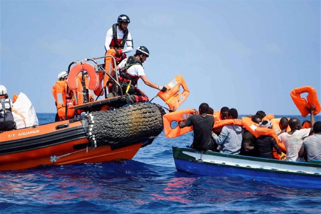 Nave Aquarius con 141 migranti soccorsi: «Serve porto sicuro»