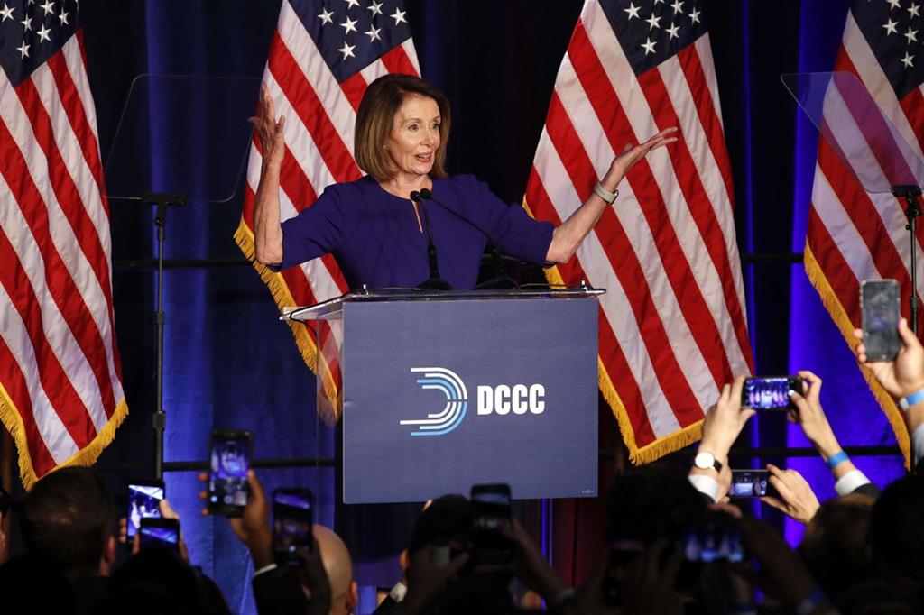 Nancy Pelosi, leader dei democratici alla Camera, annuncia i risultati ai sostenitori (Ansa)