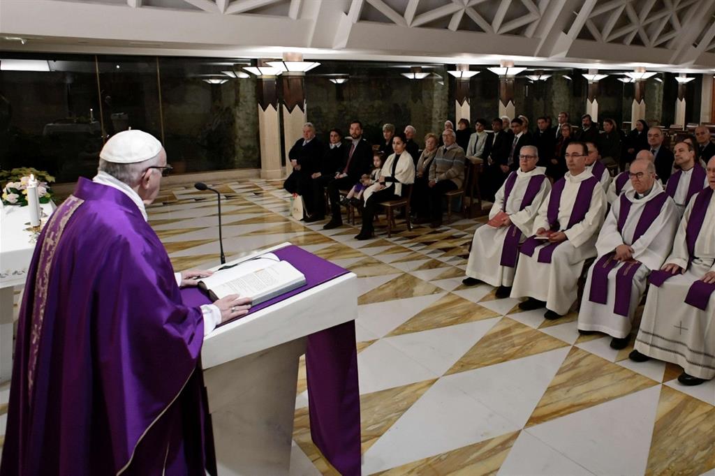 Il Papa celebra Messa nella cappella di Casa Santa Marta (Osservatore Romano)