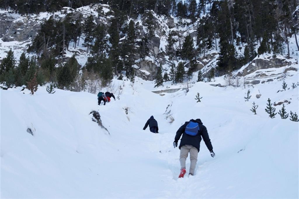 Migranti si avventurano nella neve verso la Francia. Siamo a pochi chilometri da Bardonecchia (Reuters)