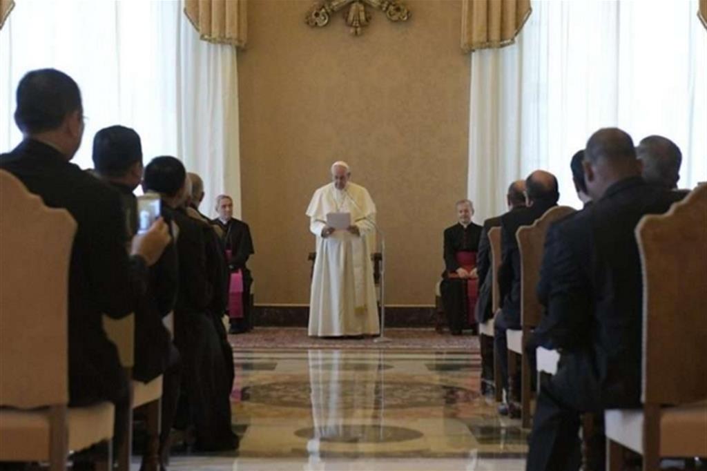 Il Papa legge il suo discorso ai padri capitolari degli Oblati di san Giuseppe (Vatican news)