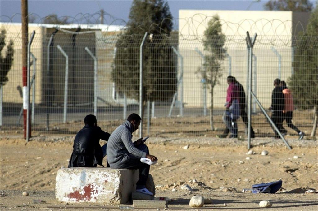 Migranti nel centro di Nitzan in Israele (Epa)