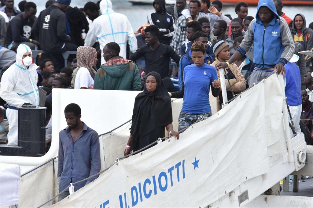 L'approdo dei migranti a Catania (Ansa)