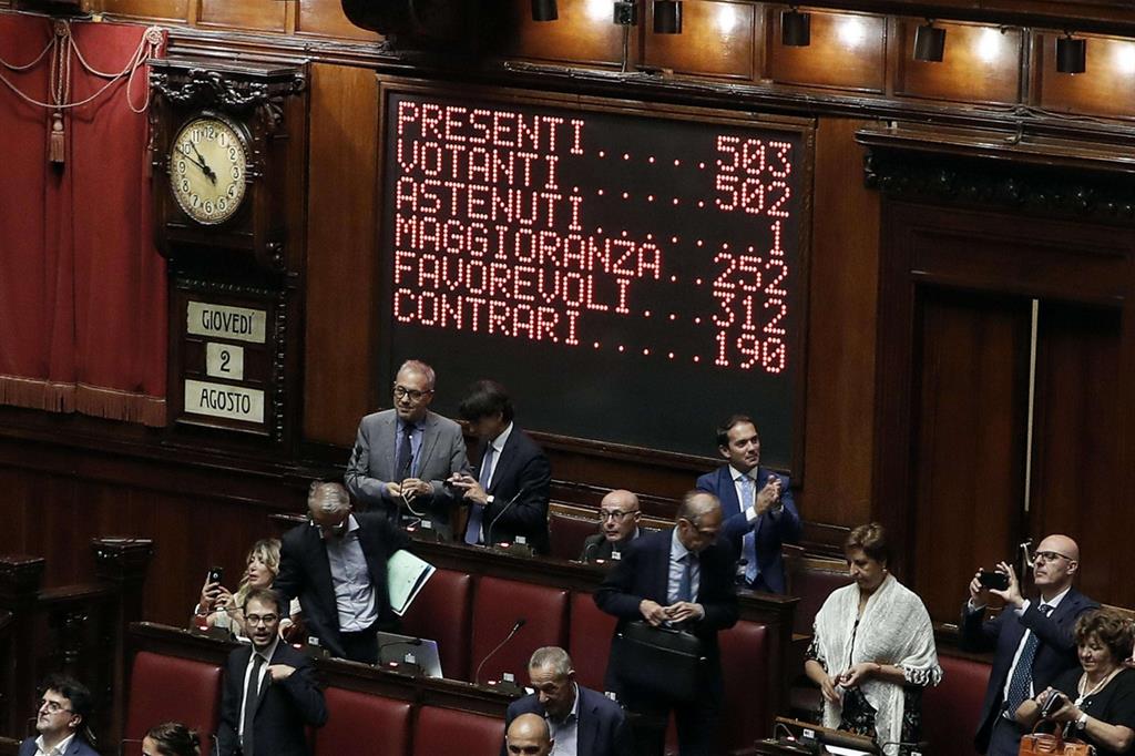 Il risultato della votazione finale sul tabellone elettronico nell'aula di Montecitorio sul decreto dignità (Ansa)