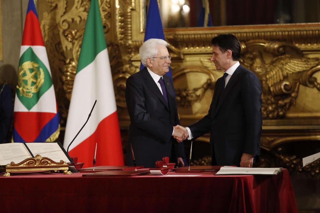 Stretta di mano tra il presidente Mattarella e il premier Conte (Ansa) - 