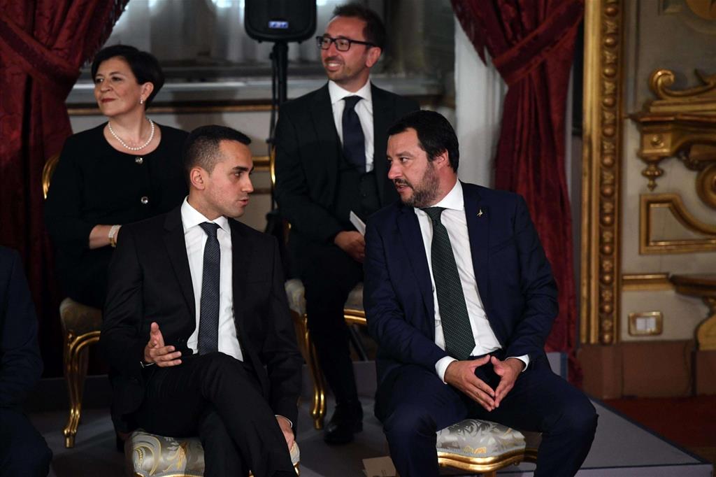 Da dove cominciamo? Di Maio e Salvini discutono prima del giuramento (Ansa) - 