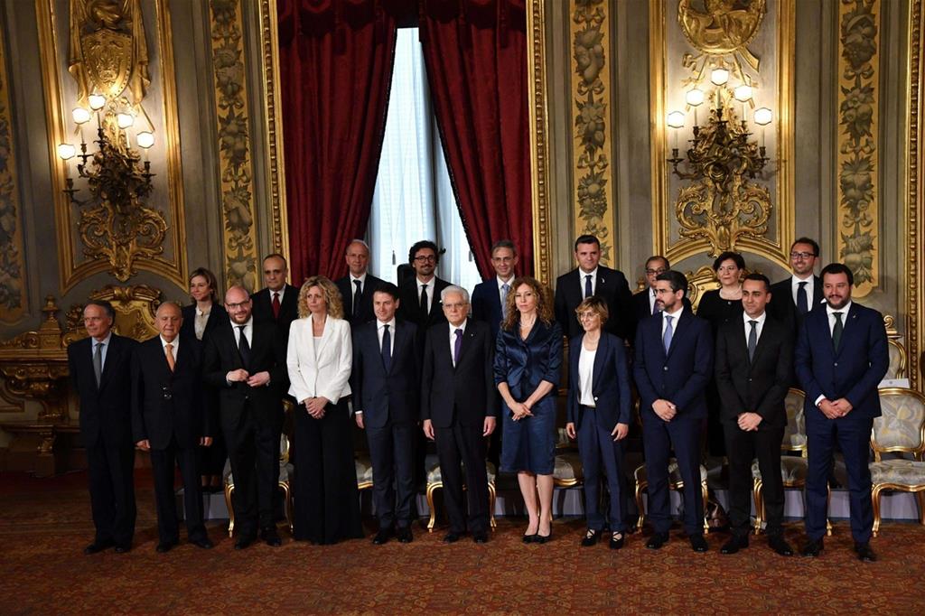 Foto di gruppo con Presidente della Repubblica. Il governo Conte dopo il giuramento con Mattarella (Ansa) - 