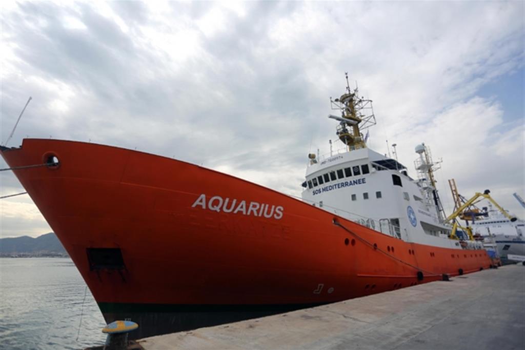 La nave Aquarius che staziona in queste ore davanti al confine tra Libia e Tunisia in attesa delle imbarcazioni