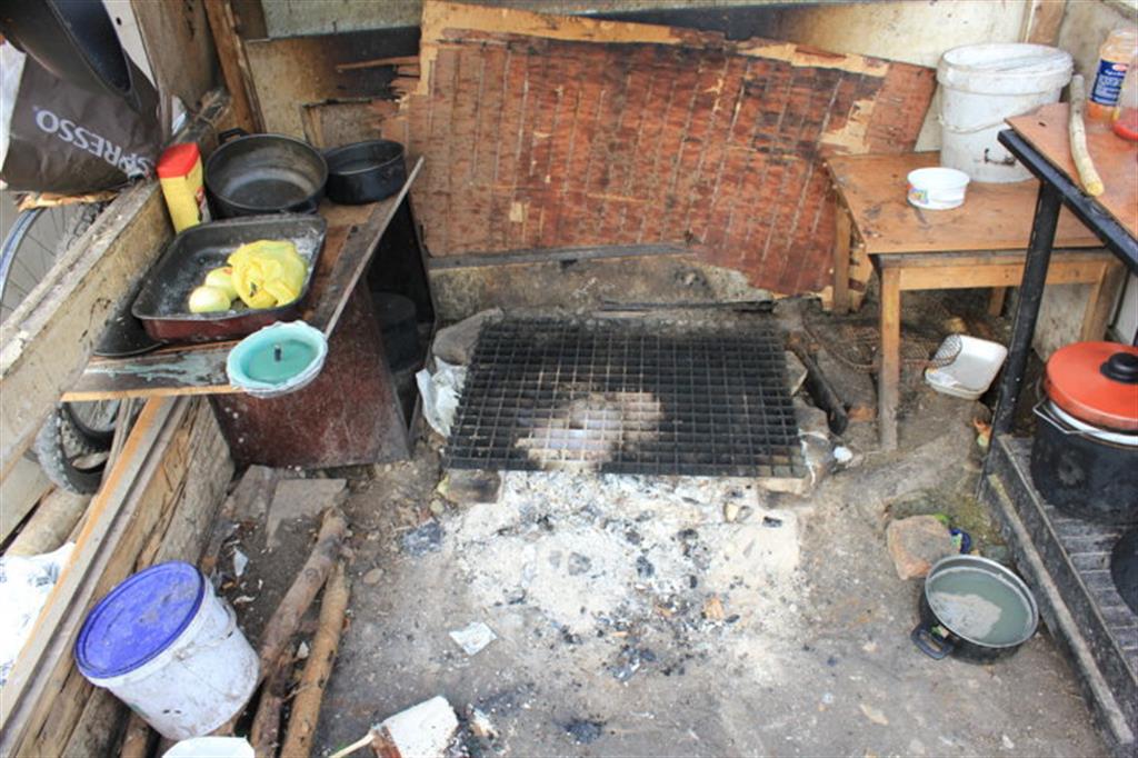La povera cucina utilizzata dai rom