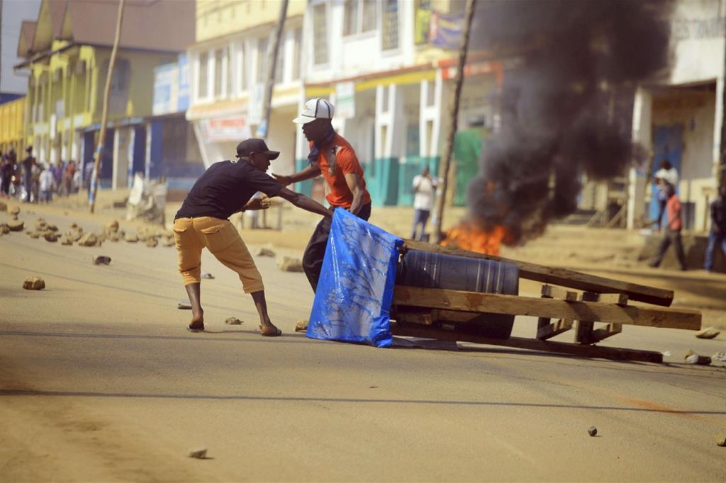 Proteste nella città di Beni contro il rinvio del voto a marzo (Ansa)