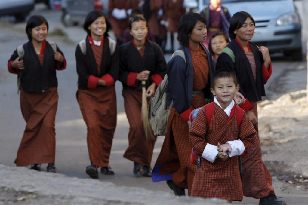 Un gruppo di studenti bhutanesi. Foto dell'archivio Epa/Ansa
