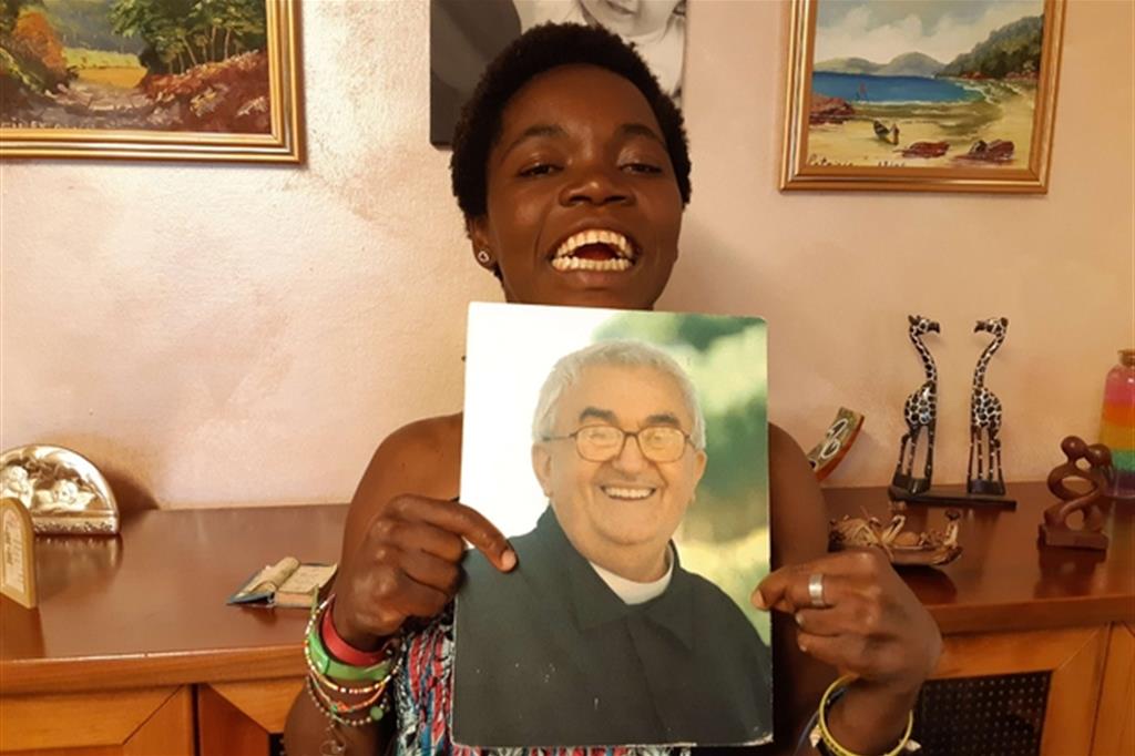 Madou con la foto di don Oreste Benzi