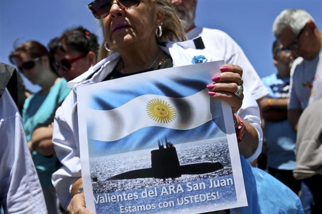 I parenti delle vittime del sommergibile nella base militare della Marina argentina a Mar del Plata (Ansa)