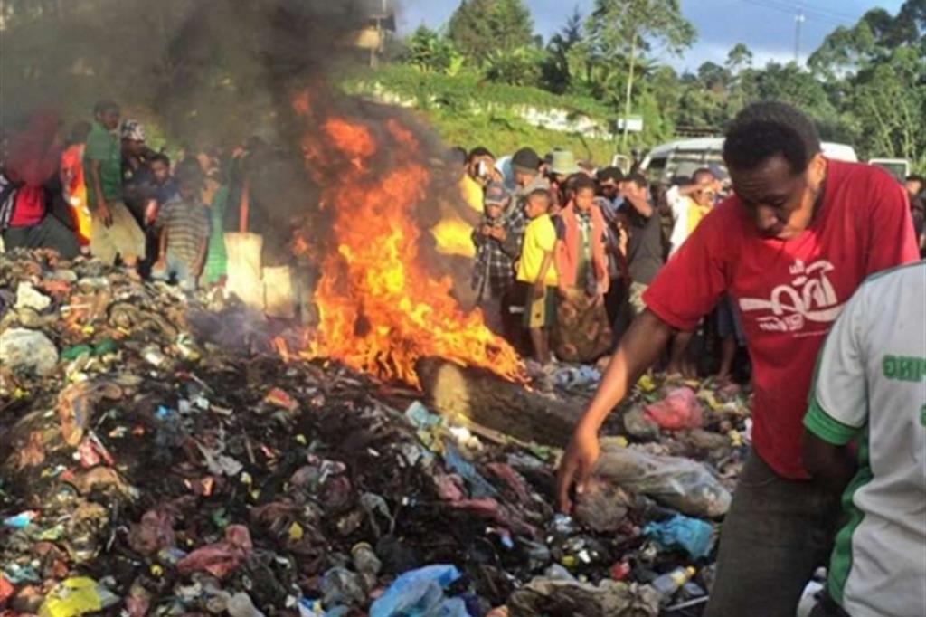 La distruzione di alcuni simboli ritenuti "magici" in un voillaggio della provincia di Madang