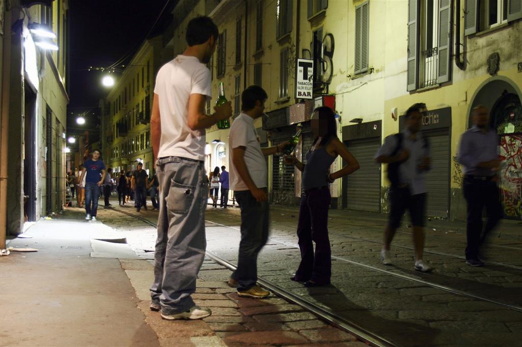 Minori soli in strada bevono alcol a Milano (Ansa)