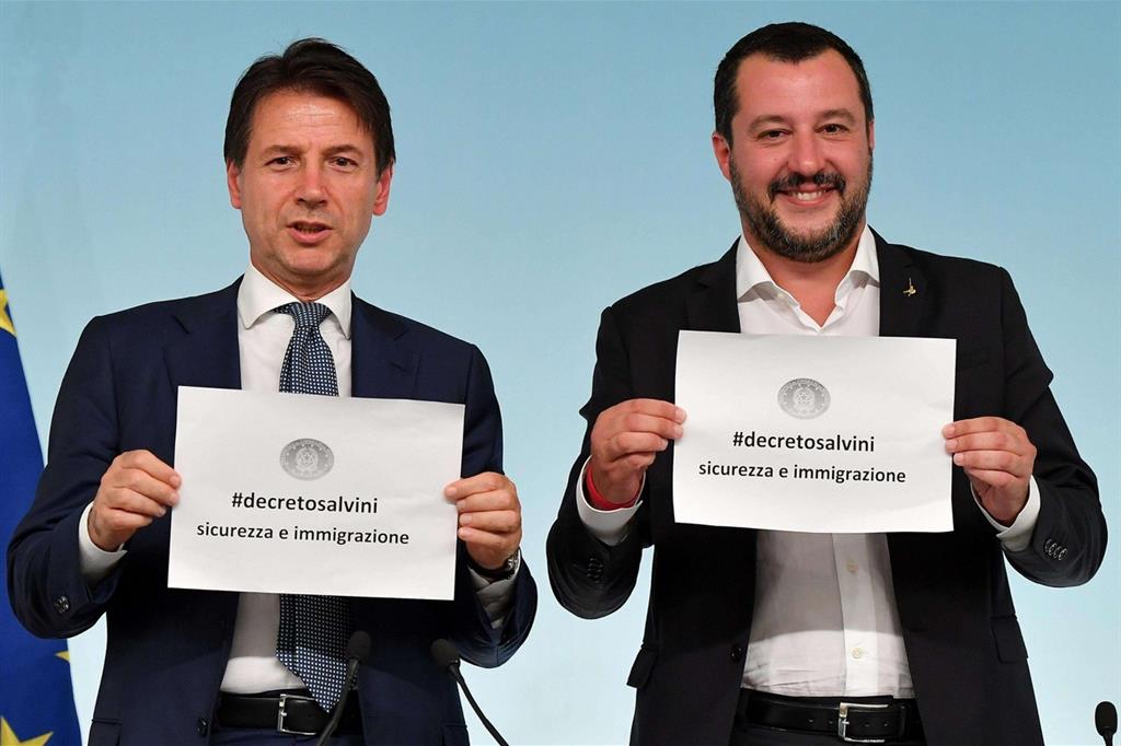 Il premier Giuseppe Conte e il ministro Matteo Salvini al termine del Consiglio dei ministri che ha approvato il Decreto Salvini (Ansa)