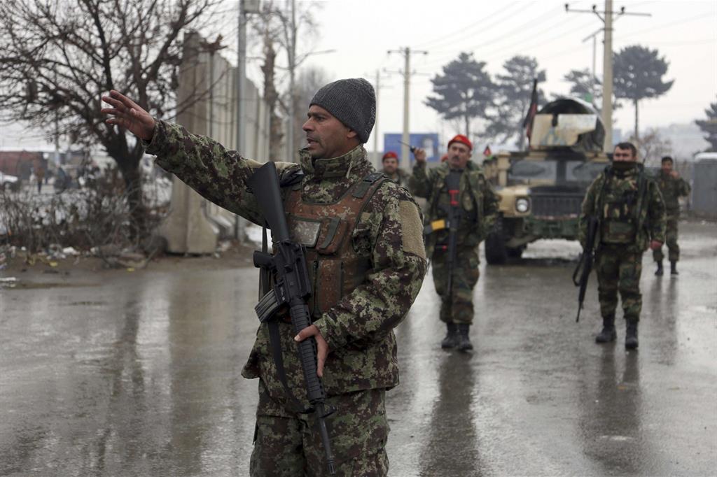 Un soldato afgano di guardia all'accademia militare di Kabul (Ansa)