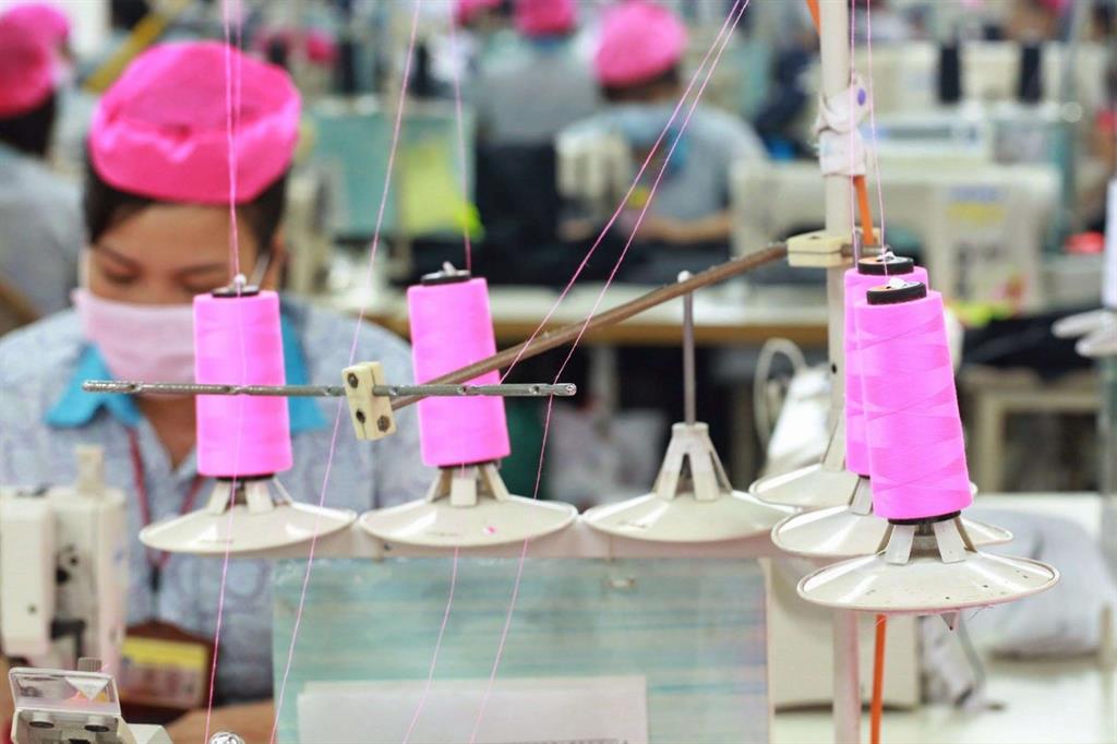L'addetta di una fabbrica tessile in Vietnam, paese in cui le condizioni di lavoro sono molto difficili (Foto Ilo, https://flic.kr/p/BSap2L)