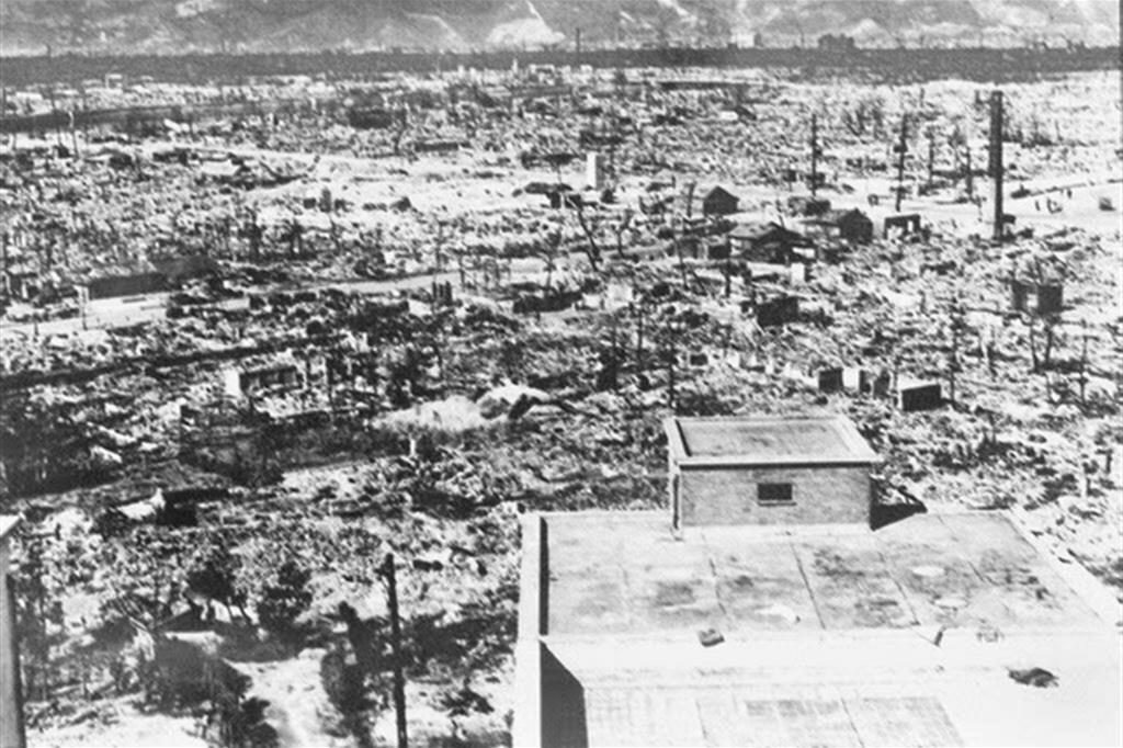 La guerra. Hiroshima ridotta a un deserto di macerie dopo l'esplosione della bomba atomica (archivio Ansa)