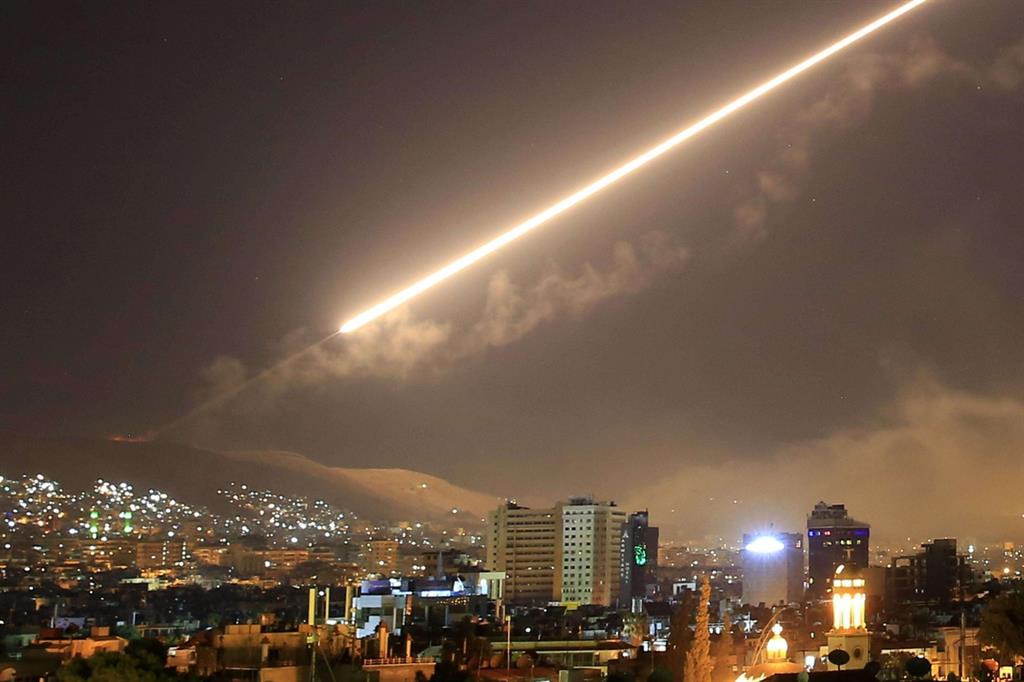 I raid della scorsa notte nei cieli sopra Damasco (Ansa)
