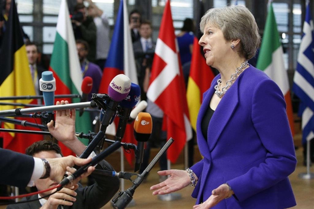 Theresa May a Bruxelles: la premier britannica è sempre più in bilico sulla questione Brexit (Ansa)