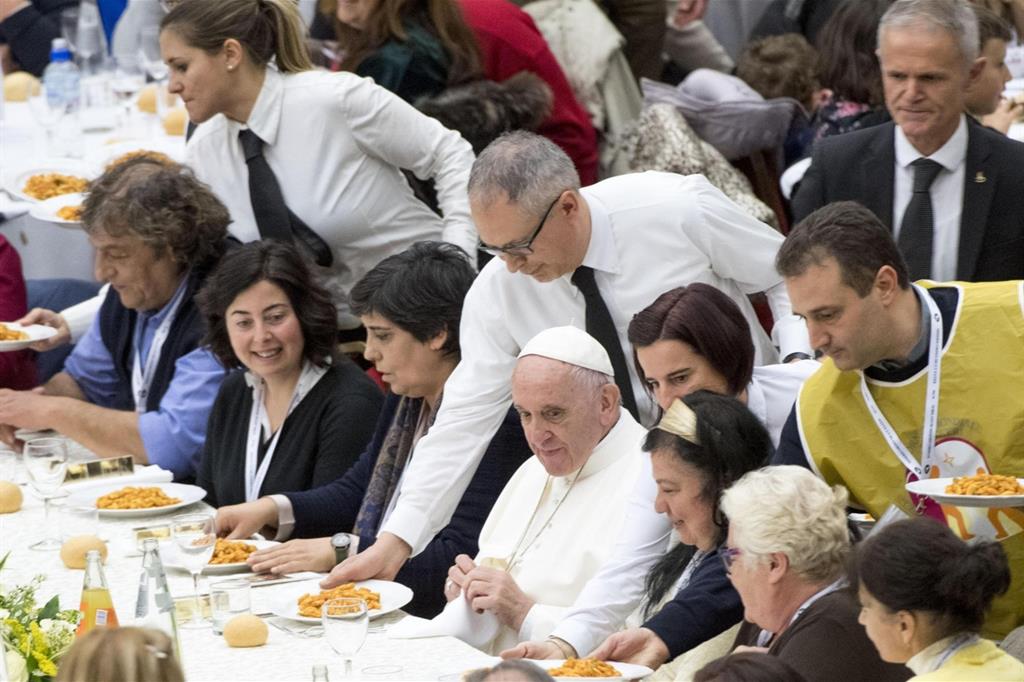 Papa Francesco a pranzo con i poveri in Aula Nervi in Vaticano il 19 novembre scorso (Ansa)