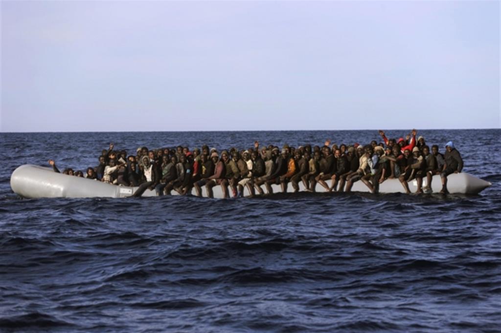 Un gommone di migranti alla deriva nel Mar Mediterraneo. L’unica novità emersa dal vertice di ieri a Bruxelles è stata il possibile coinvolgimento dell’Egitto nelle operazioni di soccorso, tema di cui si discuterà in un summit previsto a febbraio (Ansa/AP Photo)
