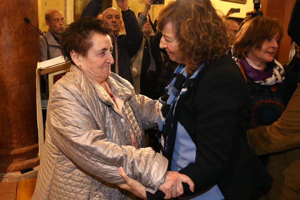 L'abbraccio di riconciliazione fra Rosanna Rivi, sorella del seminarista martire, e Meris Corghi, figlia di uno dei due partigiani che lo uccisero nell'aprile del 1945