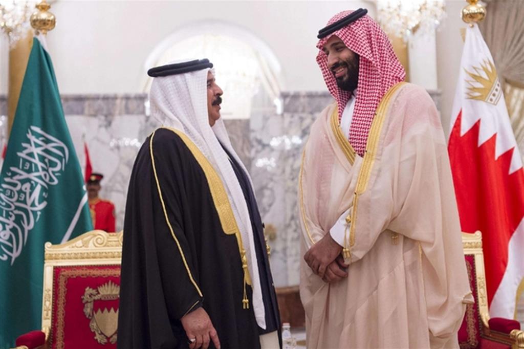 Il re del Bahrein Hamad bin Isa Al Khalifa e (a destra) il discusso principe ereditario saudita Mohammad Bin Salman (Ansa)