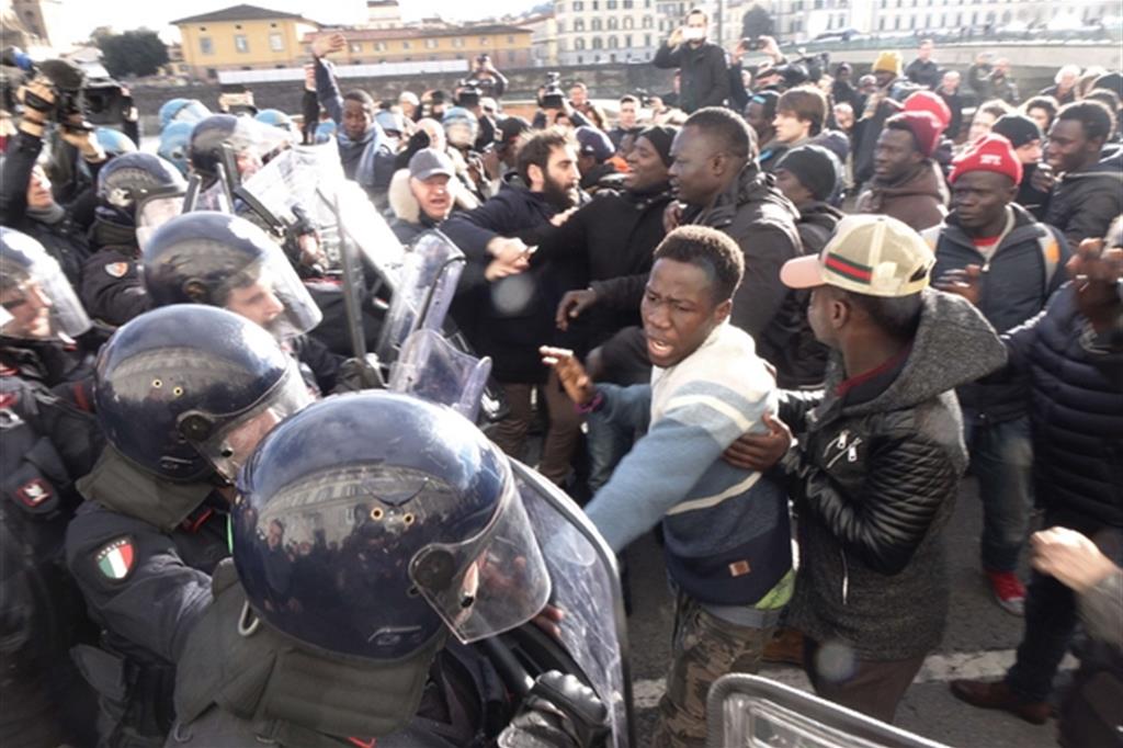 Un momento di tensione durante la manifestazione di ieri a Firenze