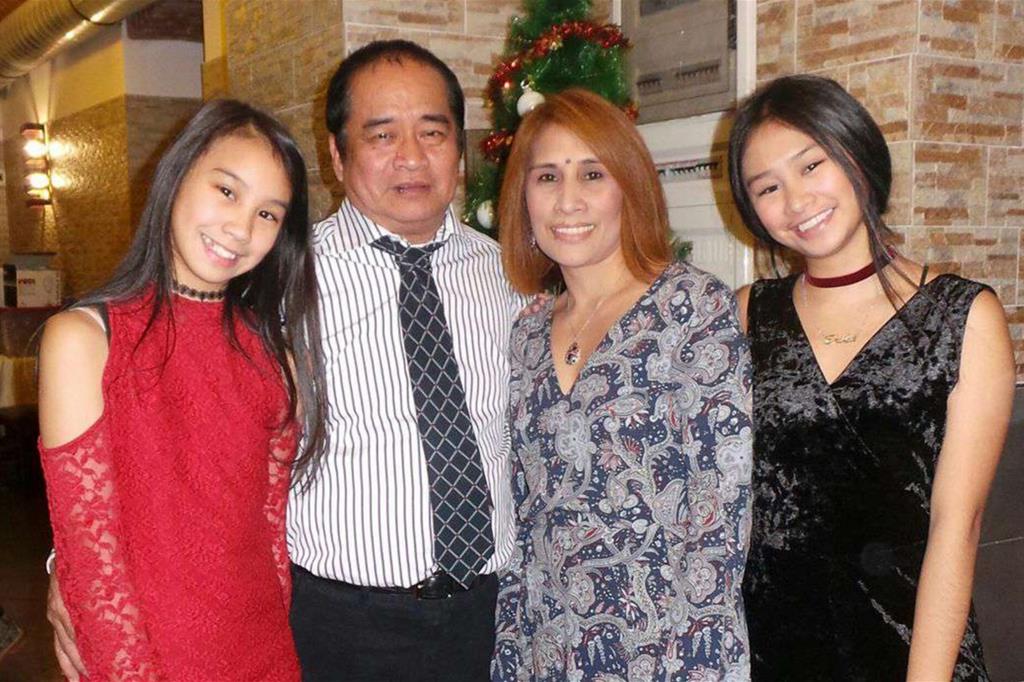 Vicky Marivic Maderazo (al centro) con il marito e le figlie