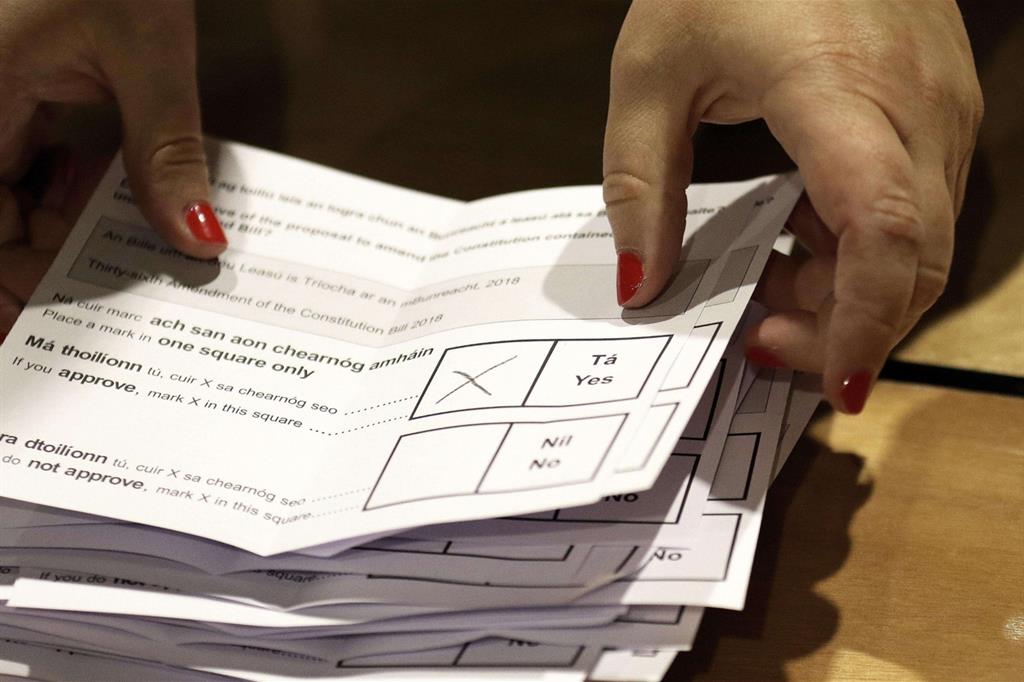 Lo scrutinio dei voti nel referendum in Irlanda sull'aborto (Ansa)