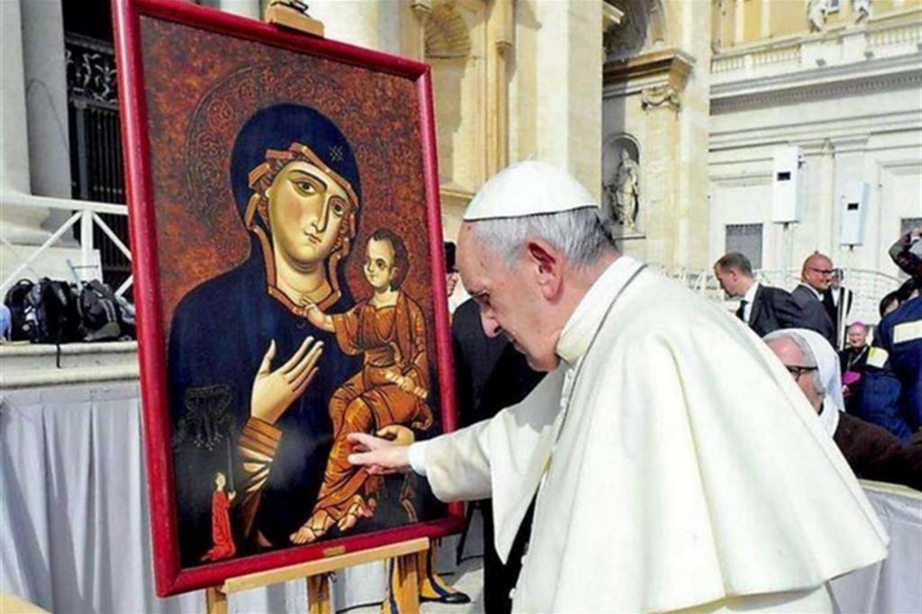 Papa Francesco davanti a un'icona in San Pietro