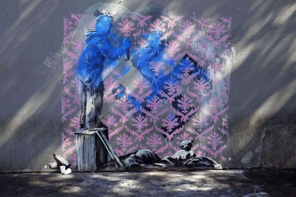 Negli ultimi giorni sui muri di Parigi sono comparsi per la prima volta sette nuovi graffiti attribuiti a Banksy, uno degli street artist più famosi al mondo per i messaggi critici e provocatori delle sue opere e perché dopo anni e ricerche non se ne conosce ancora l’identità. La notizia è stata data dal sito d’arte Artistikrezo: il suo direttore, Nicolas Laugero Lasserre, aveva avuto notizia di un viaggio in Francia di Banksy e ne aveva riconosciuto la mano in un murale che raffigura una ragazza che con una bomboletta spray spruzza una tappezzeria per coprire una svastica. Questo murales è comparso il 20 giugno, nella Giornata mondiale del rifugiato, vicino a un ex centro per migranti al confine settentrionale della città ed è stato subito vandalizzato con della vernice blu. Secondo gli esperti d'arte Banksy avrebbe voluto criticare la politica del governo francese sull’immigrazione. - 