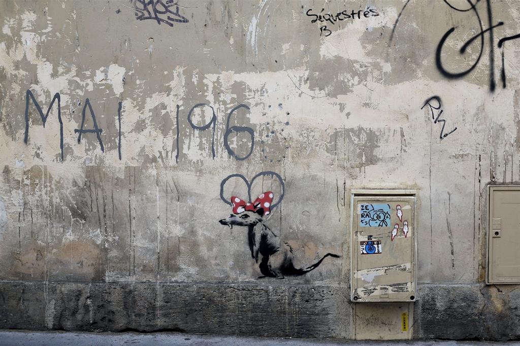 Non è la prima volta, però, che Banksy in Francia utilizza il suo talento artistico per attaccare in maniera sferzante le politiche di accoglienza francesi: a dicembre 2015 di fronte a una spiaggia di Calais, Banksy aveva realizzato uno stencil che raffigurava un bambino con una valigia, che guardava in direzione dell'Inghilterra con un un cannocchiale sul quale era appollaiato un avvoltoio. Mentre un altro celebre murales, realizzato sempre nella jungle di Calais, raffigurava Steve Jobs con sulla spalla una sacca con gli effetti personali e in mano un vecchio computer della Apple. Enfatizzando in questo modo le origini del fondatore di Apple figlio di un rifugiato politico siriano. - 