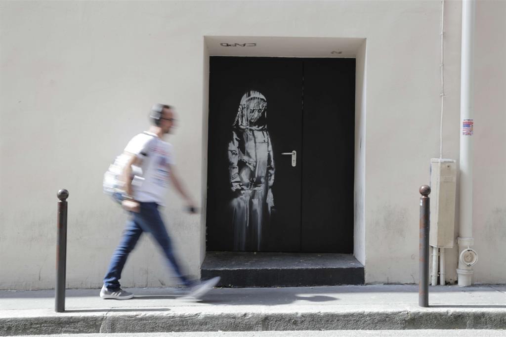 Infine, una figura femminile piegata su stessa è apparsa su una porta dietro il Bataclan: un omaggio - così lo hanno interpretato gli esperti d'arte - alle vittime dell'attentato del 13 novembre 2015. - 