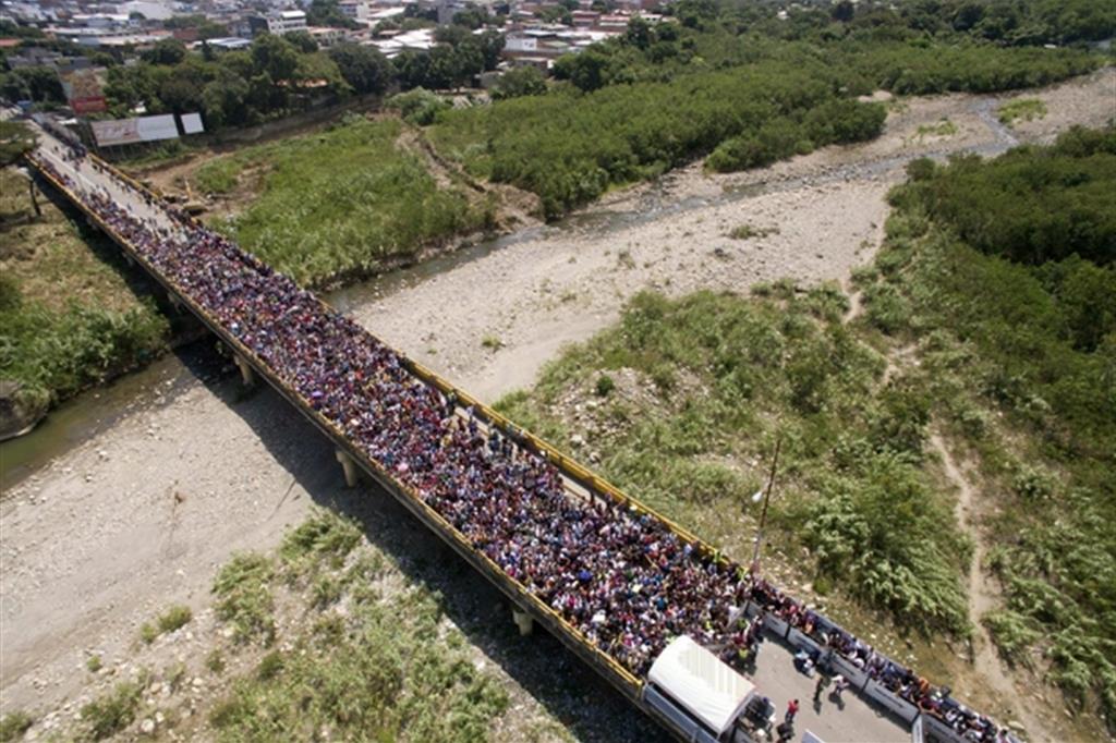 Disperati in fuga dal Venezuela alla Colombia attraverso il ponte Simone Bolivar a Cucuta
